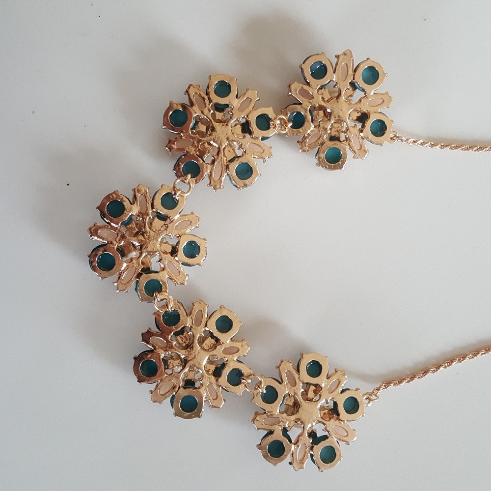 Floral statement necklace- green - Picture 4 of 5